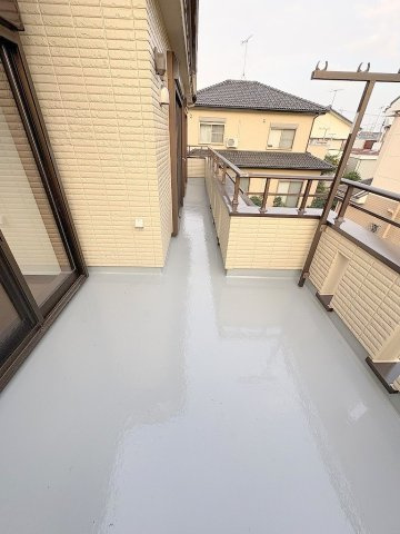 三郷市戸ケ崎5丁目　中古戸建のバルコニー|3部屋続きのバルコニー。ゆとりの広さです