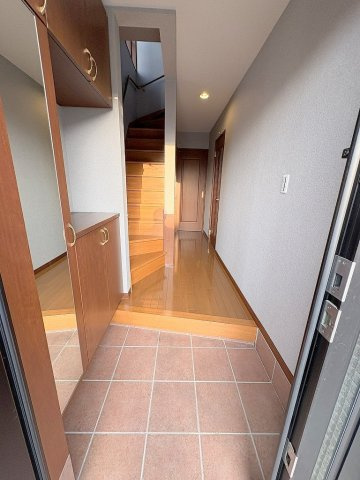 三郷市戸ケ崎5丁目　中古戸建の玄関|玄関から見た室内写真です