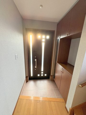 三郷市戸ケ崎5丁目　中古戸建の玄関|カウンター部分にはお好きなインテリアが飾れます