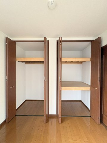 三郷市戸ケ崎5丁目　中古戸建の収納|クローゼット・押入タイプの収納が付いた洋室です