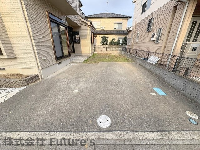 三郷市戸ケ崎5丁目　中古戸建の駐車場|カースペース並列2台可能