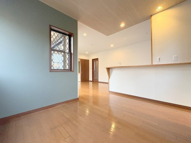 三郷市戸ケ崎5丁目　中古戸建の居間・リビング|アクセントクロスがオシャレなダイニングスペース