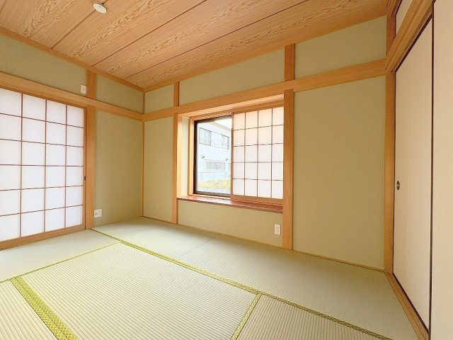 三郷市戸ケ崎5丁目　中古戸建の和室|落ち着いた雰囲気の和室完備。お子様のお昼寝スペースにも使えます。