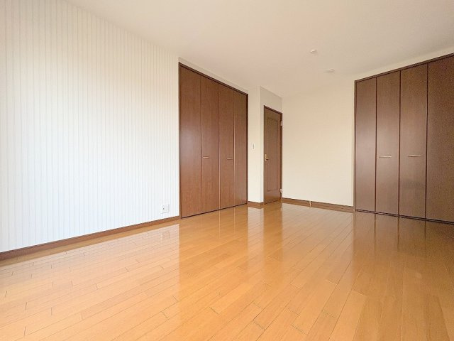 三郷市戸ケ崎5丁目　中古戸建の洋室|収納2ヶ所付きでご夫婦で分けてお使いいただけます。