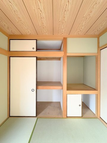 三郷市戸ケ崎5丁目　中古戸建の収納|天袋付きの押入・仏間が付いた和室6帖