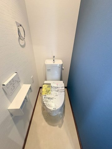 三郷市戸ケ崎5丁目　中古戸建のトイレ|アクセントクロスがオシャレなトイレです