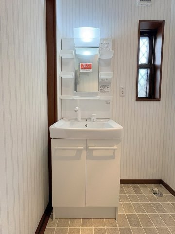 三郷市戸ケ崎5丁目　中古戸建の独立洗面台|お掃除にも便利なシャワードレッサー