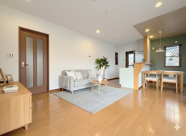 三郷市戸ケ崎5丁目　中古戸建の居間・リビング|現況の物件写真にCGによる画像処理を行っています。家具、家電、小物、カーテン等はイメージはCGです。