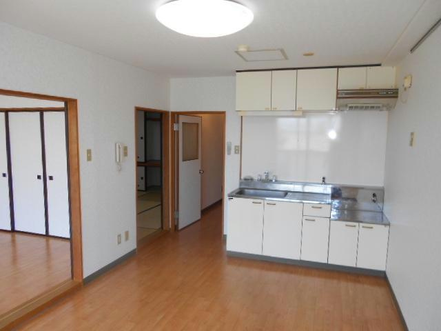 オレンジビルの居間・リビング