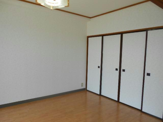 オレンジビルの居間・リビング