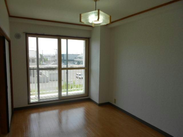 オレンジビルの居間・リビング