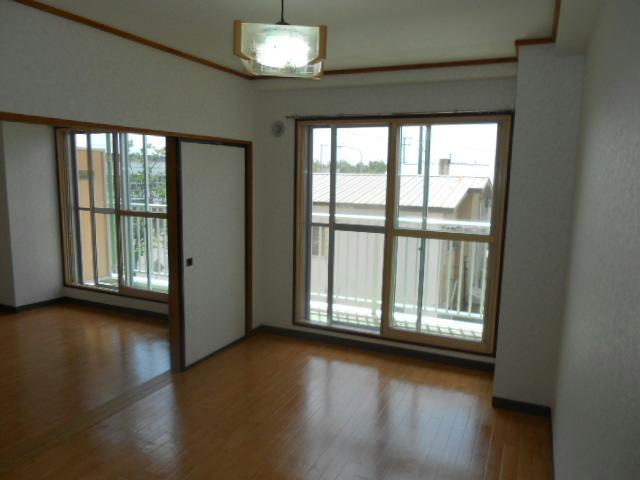 オレンジビルの居間・リビング