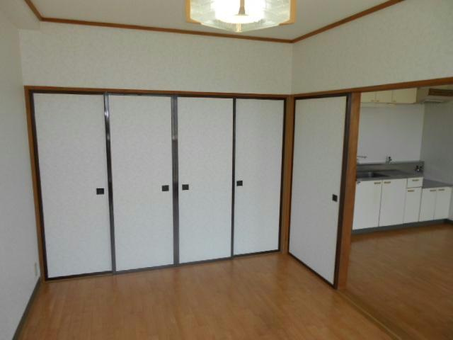 オレンジビルの居間・リビング