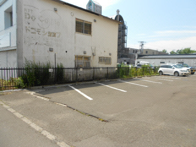 オレンジビルの駐車場