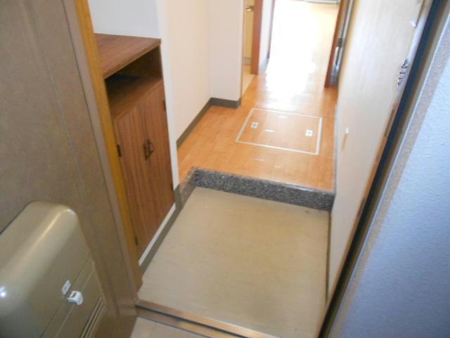 オレンジビルの玄関