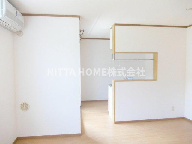 セトルフィールドの居間・リビング|リビングルームは１２．９帖でカウンターキッチンを採用◇バルコニーは南西向きです◎