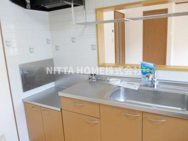 セトルフィールドのキッチン|カウンタータイプのキッチンです＊奥の扉は収納になります★