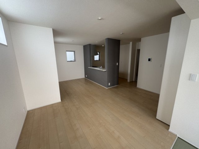 【居間・リビング】 | うるま市与那城屋慶名（全3棟）2号棟 | 2号棟　LDK15.5帖＋畳コーナー3帖＋ファミリークローク付き♪