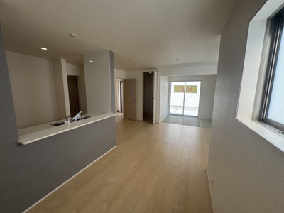 【居間・リビング】 | うるま市与那城屋慶名（全3棟）2号棟 | 2号棟　LDK15.5帖＋畳コーナー3帖＋ファミリークローク付き♪