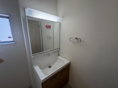 【独立洗面台】 | うるま市与那城屋慶名（全3棟）2号棟 | 2号棟　三面鏡付き洗髪洗面化粧台♪