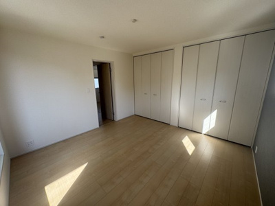 【洋室】 | うるま市与那城屋慶名（全3棟）2号棟 | 2号棟　洋室8帖＋Wクロゼット付き♪