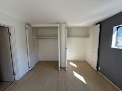 【収納】 | うるま市与那城屋慶名（全3棟）2号棟 | 2号棟　洋室8帖＋Wクロゼット付き♪