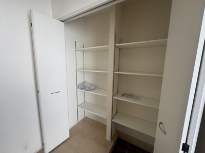 【玄関】 | うるま市与那城屋慶名（全3棟）2号棟 | 2号棟　十分な収納付き玄関♪