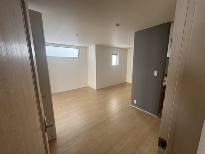 【居間・リビング】 | うるま市与那城屋慶名（全3棟）2号棟 | 2号棟　LDK15.5帖＋畳コーナー3帖＋ファミリークローク付き♪