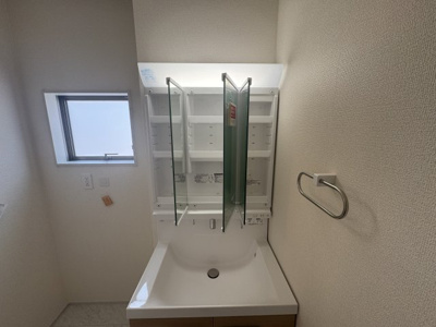 【独立洗面台】 | うるま市与那城屋慶名（全3棟）2号棟 | 2号棟　三面鏡付き洗髪洗面化粧台♪