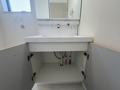【独立洗面台】 | うるま市与那城屋慶名（全3棟）2号棟 | 2号棟　便利な収納付き♪