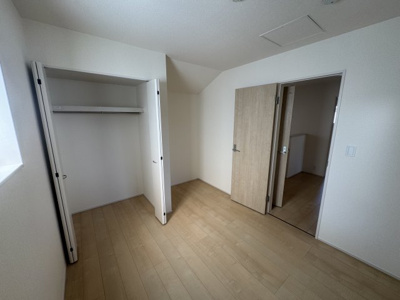 【洋室】 | うるま市与那城屋慶名（全3棟）2号棟 | 2号棟　洋室5.2帖＋CL付き♪