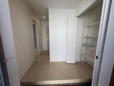 【玄関】 | うるま市与那城屋慶名（全3棟）2号棟 | 2号棟　十分な収納付き玄関♪