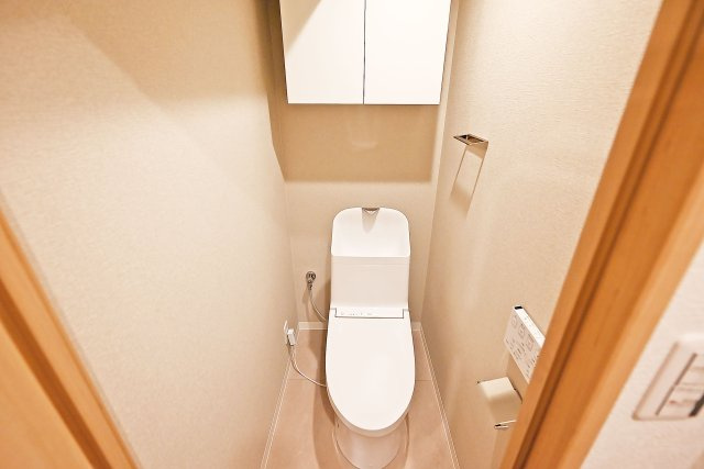 立花グリーンハイツ四号棟のトイレ|温水洗浄便座付きで快適にご利用いただけます。
トイレの上部にはキャビネットが付いていますのでトイレまわりがスッキリとした空間に◎

