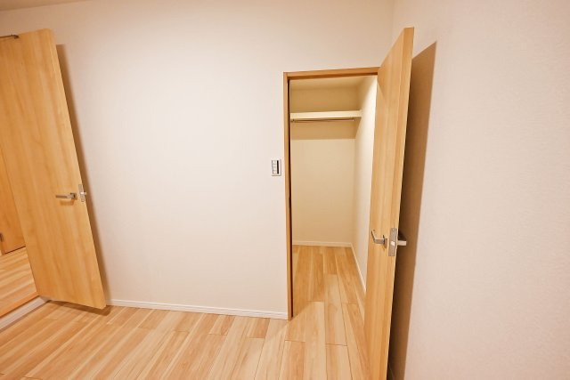 立花グリーンハイツ四号棟の洋室|-洋室5.7帖-
収納スペースは枕棚とハンガーレールを導入◎