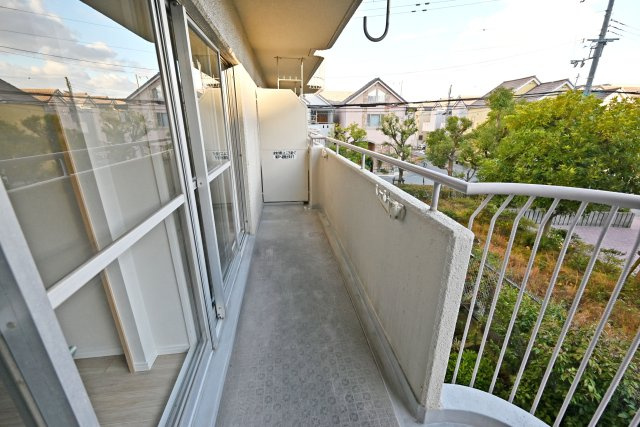 立花グリーンハイツ四号棟のバルコニー|とても心地よい風が入ります。青空を眺めながら一息つける環境です。