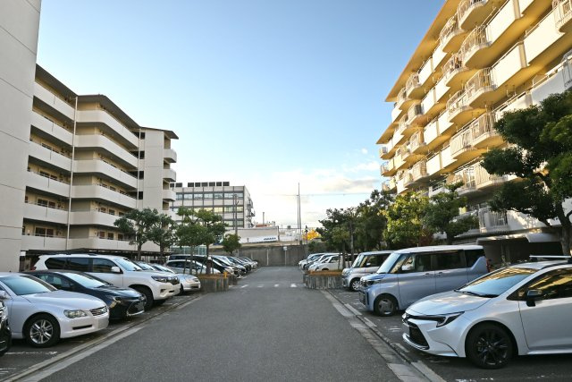 立花グリーンハイツ四号棟の駐車場|駐車場月額料金：12000円～15000円
※空き状況は要確認