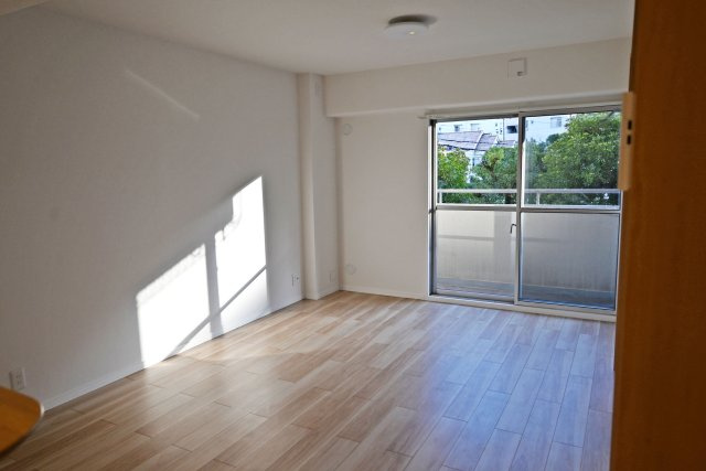 立花グリーンハイツ四号棟の居間・リビング|広さ約13.6帖のリビングダイニングキッチンは、南向きにつき自然光がたっぷりと降り注ぐ居心地の良い空間です◎