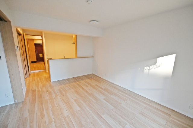 立花グリーンハイツ四号棟の居間・リビング|ナチュラルテイストな内装はどんな家具も合わせやすく、お好みのインテリアコーディネートをお楽しみいただけます！リフォームの際にクロス・フローリング張替済の為、室内大変美麗です。 ぜひ一度、ご内覧ください