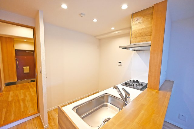 立花グリーンハイツ四号棟のキッチン|ご家族とのコミュニケーションがとりやすい対面キッチンは、作業をしながらリビングダイニングの様子を見守ることができます。