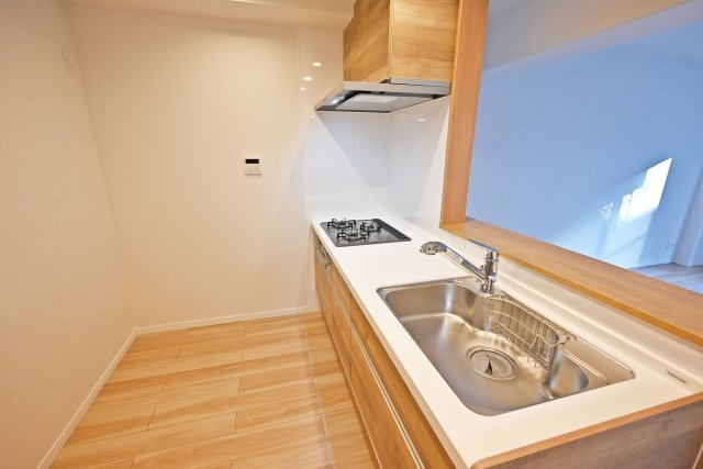 立花グリーンハイツ四号棟のキッチン|収納豊富×機能性充実のシステムキッチン◎木目調はナチュラルで暖かみのある雰囲気のキッチンにすることができ、茶色の効果で落ち着きのある空間にすることもできます！