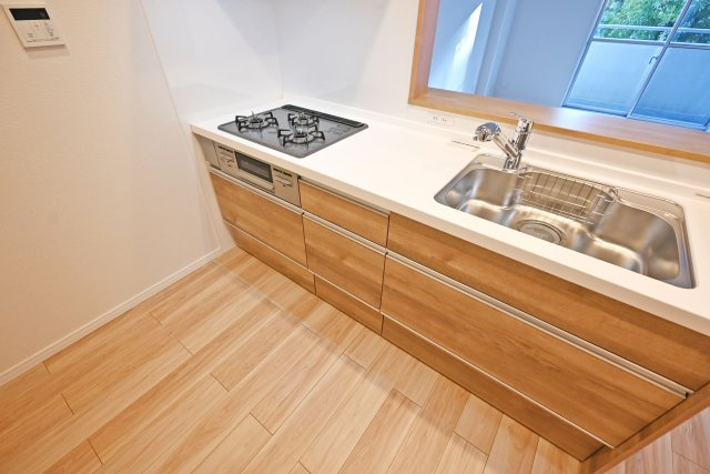 立花グリーンハイツ四号棟のキッチン|３口コンロとグリル付きで、お料理の幅が広がる嬉しいキッチンです。
天板とワークトップ下の収納は満足のいくスペースが備わっています◎