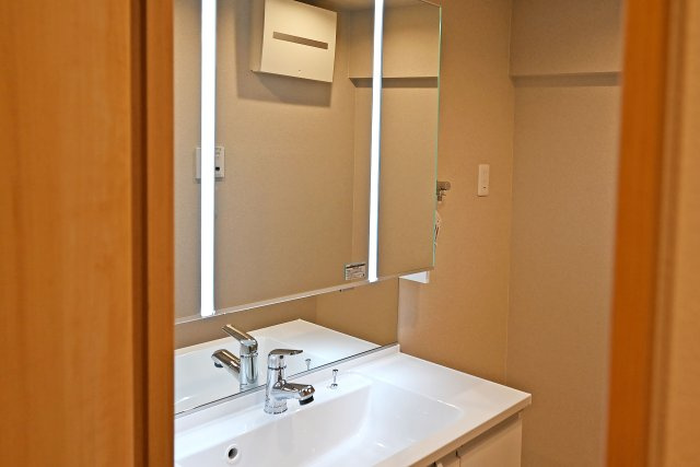 立花グリーンハイツ四号棟の独立洗面台|３面鏡の明るい洗面化粧台で、毎朝の支度もはかどります。
鏡裏と洗面台下にも収納があり、日用品やスキンケア用品などもたくさんしまえてすっきりとした空間を保つことができます♪