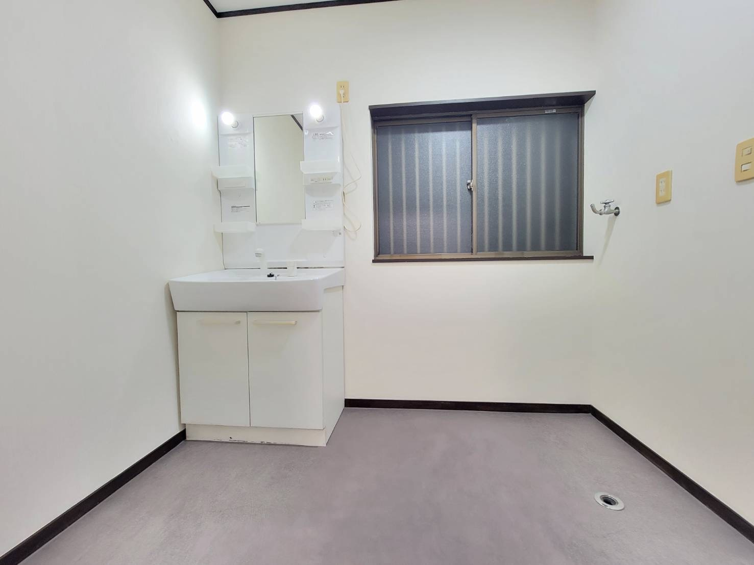 宇都宮市清原台 中古戸建の洗面所|ご家族揃って身支度可能なゆとりある洗面室。増えがちなリネン類もたっぷり収納出来る、ゆとりある間取です。
※2025年12月撮影