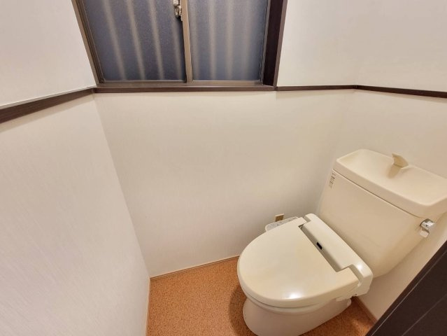 宇都宮市清原台 中古戸建のトイレ|清潔感も使いやすさもばっちり。温水洗浄機能で、トイレ時間がちょっと心地よくなります。
※2025年12月撮影