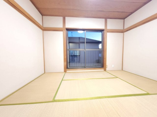 宇都宮市清原台 中古戸建の和室|〇2階・6帖和室：中部屋〇
バルコニーに直接出られる和室です。
気分転換も換気も◎
※2025年12月撮影