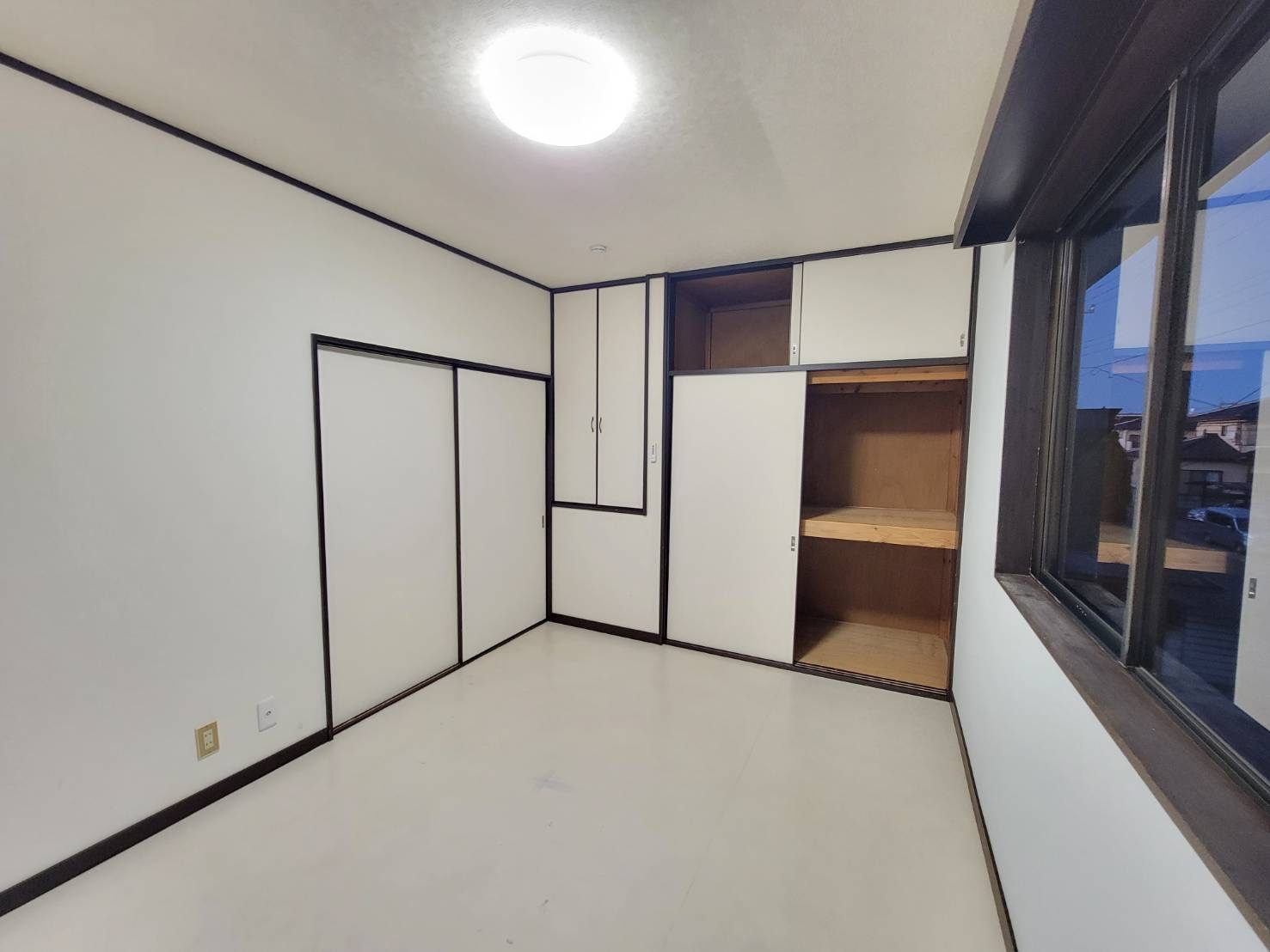 宇都宮市清原台 中古戸建の洋室|〇2階・6帖洋室〇
全居室便利な収納付き☆しっかり収納して、すっきりとお部屋を使えます。暮らしにちょうどいい収納力です！
※2025年12月撮影