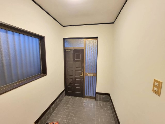 宇都宮市清原台 中古戸建の玄関|固定のシューズボックスをなくすことで、シューズラックや棚などライフスタイルに合わせた収納をご自身で選べます。
※2025年12月撮影