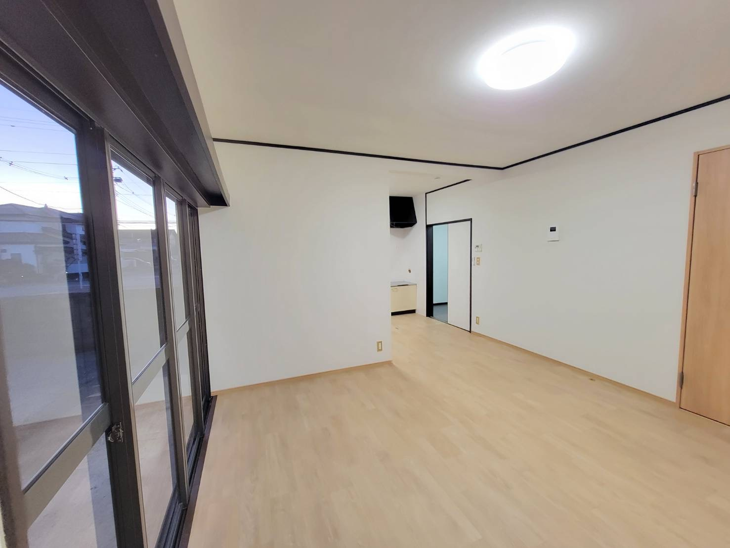 宇都宮市清原台 中古戸建の居間・リビング|〇1階・8帖リビング〇
ダイニングスペースとの扉をなくしたことで開放感が生まれました！
また、食事の場所とくつろぎの場所を分ける事で生活にもメリハリが出ます。
※2025年12月撮影