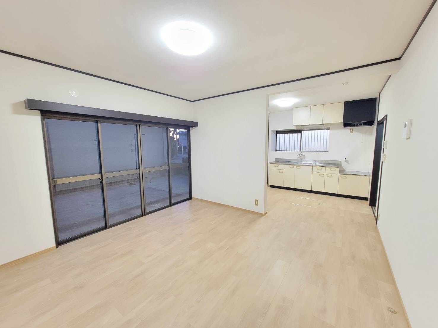 宇都宮市清原台 中古戸建の居間・リビング|〇1階・8帖リビング〇
南側の窓からは明るい陽射しが入り、家族団らんの時間をより一層暖かくしてくれます♪
※2025年12月撮影