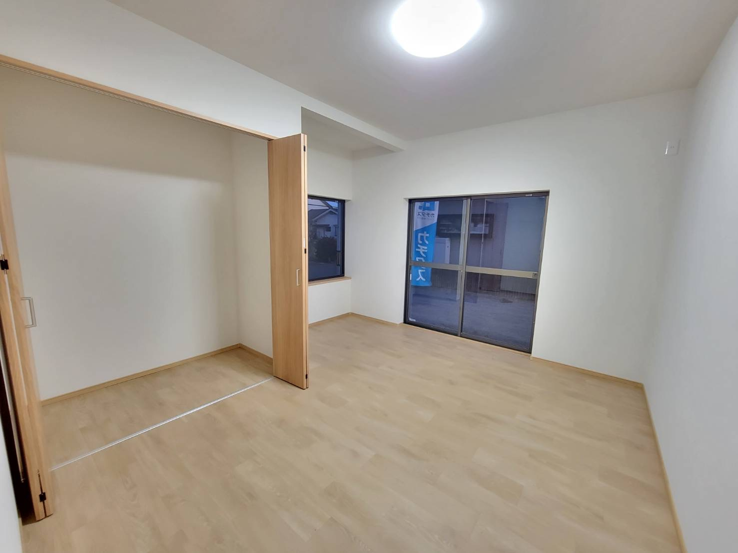 宇都宮市清原台 中古戸建の洋室|〇1階・7帖洋室〇
使いやすいクローゼット付きですので、洋服や小物をすっきり収納できてお部屋を広く使えます。毎日の身支度も快適です。
※2025年12月撮影